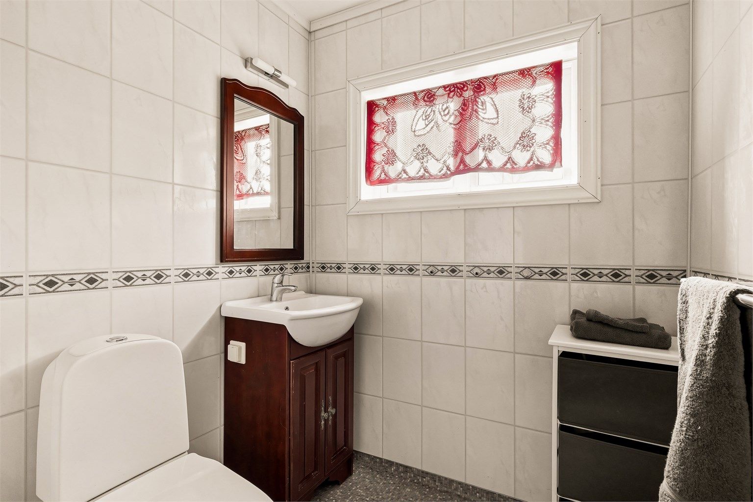 Bad med dusjkabinett, opplegg for vaskemaskin og lettstelte overflater med våtromsplater og folierte takplater.