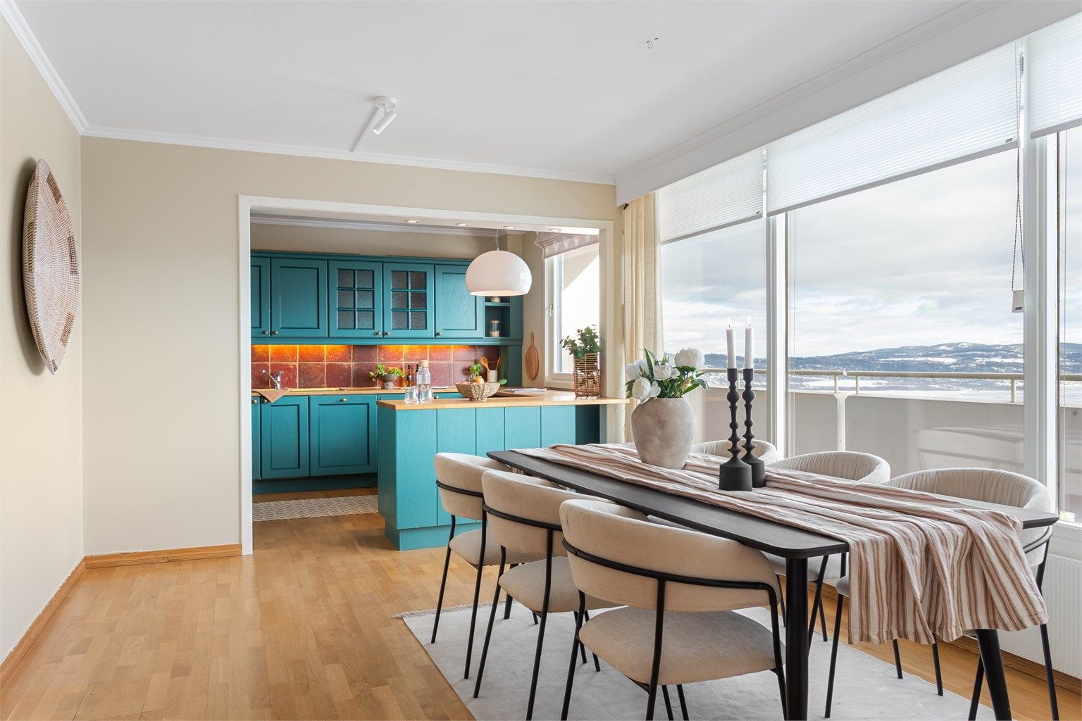 Åpen løsning mellom spisestue og kjøkken