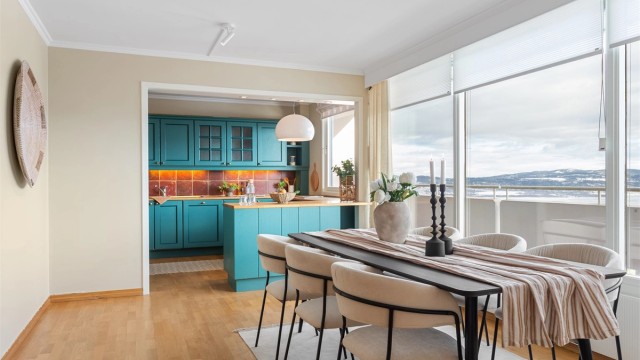 Åpen løsning mellom spisestue og kjøkken