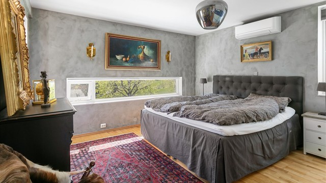 Ett av soverommene i andre etasje, med god plass til dobbeltseng og oppbevaring.