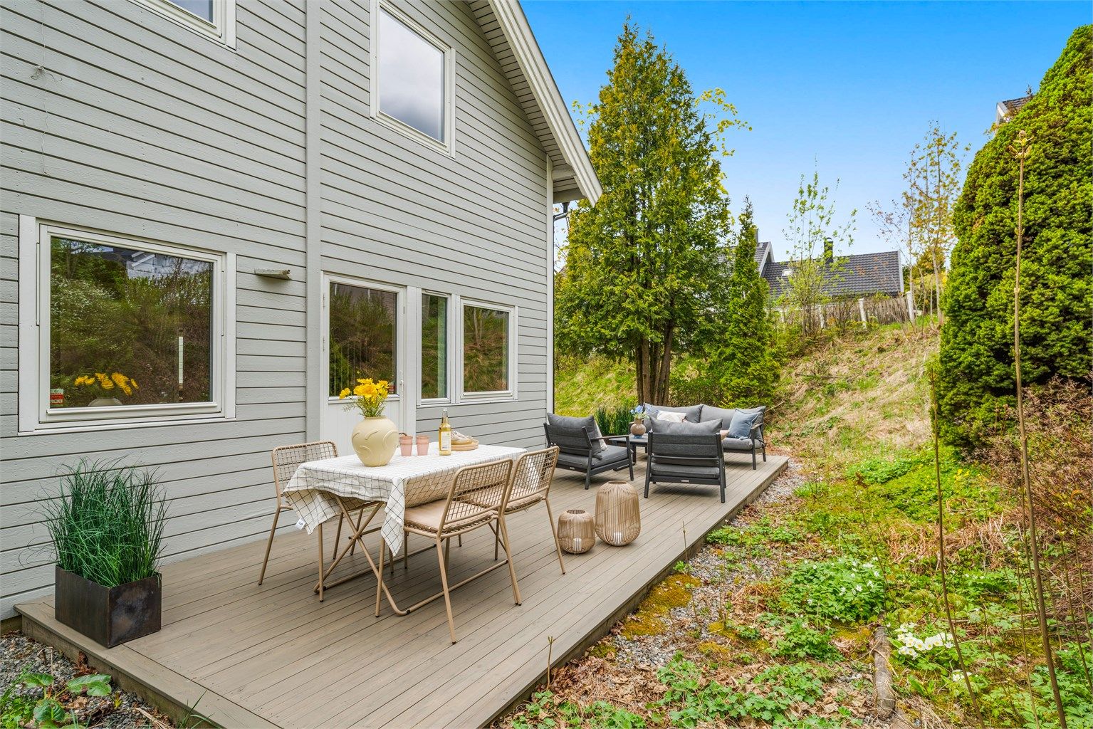Boligen har en romslig markterrasse på 27 m² med god plass til både spise- og sittegruppe.
Foto: [Flytende film]