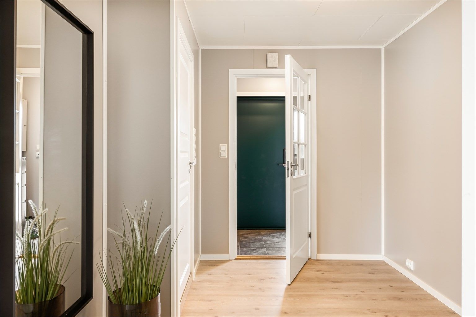 Ytterdør med praktisk kodelås fra Yale Doorman