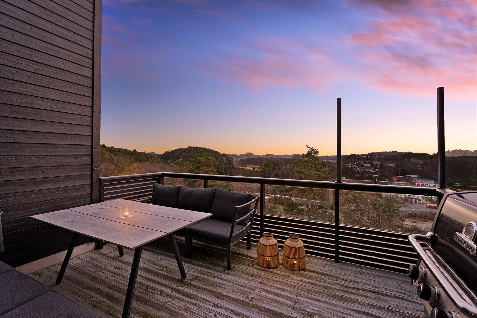 Fin balkong til å nyte varme sommerdager eller kvelder på