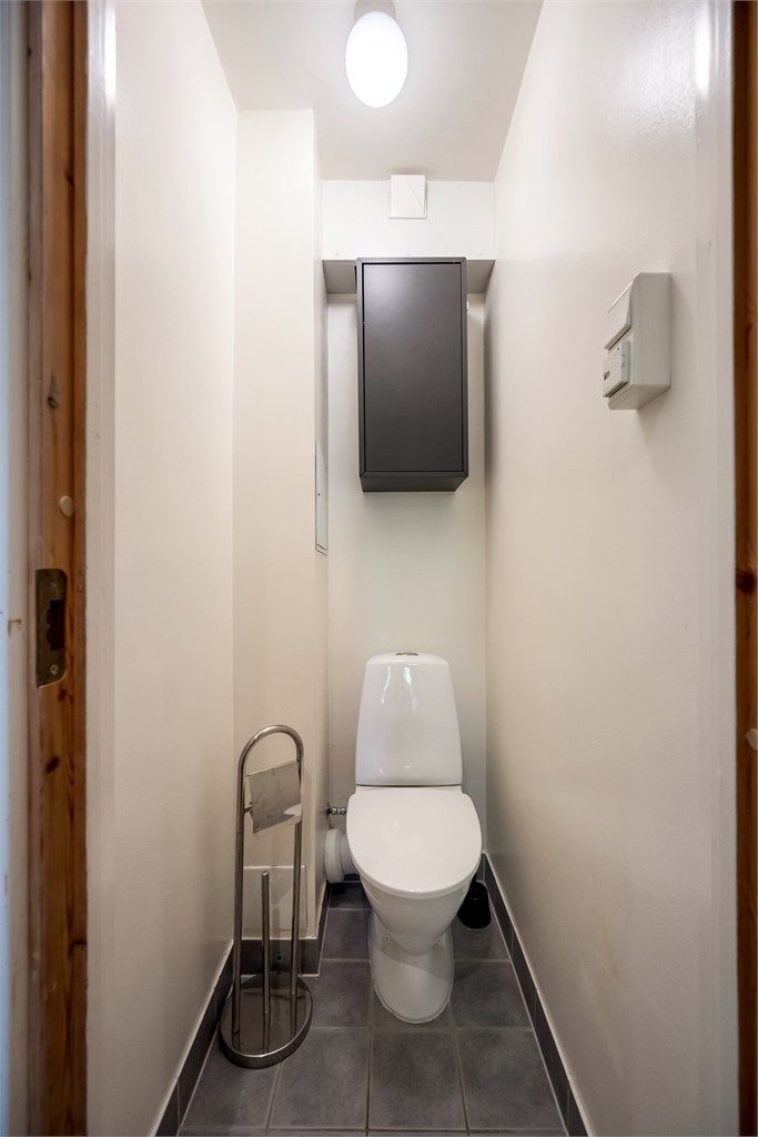 Separat WC-rom med flislagt gulv med gulvvarme, malte vegger og malt himling. Rommet er innredet med gulvstående toalett og har naturlig avtrekksventil på vegg samt luftespalte under døren.