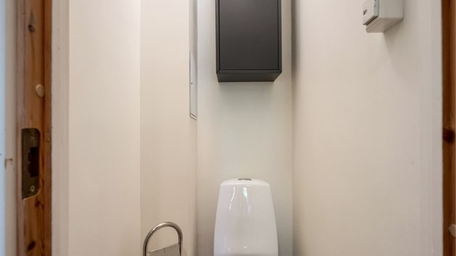 Separat WC-rom med flislagt gulv med gulvvarme, malte vegger og malt himling. Rommet er innredet med gulvstående toalett og har naturlig avtrekksventil på vegg samt luftespalte under døren.