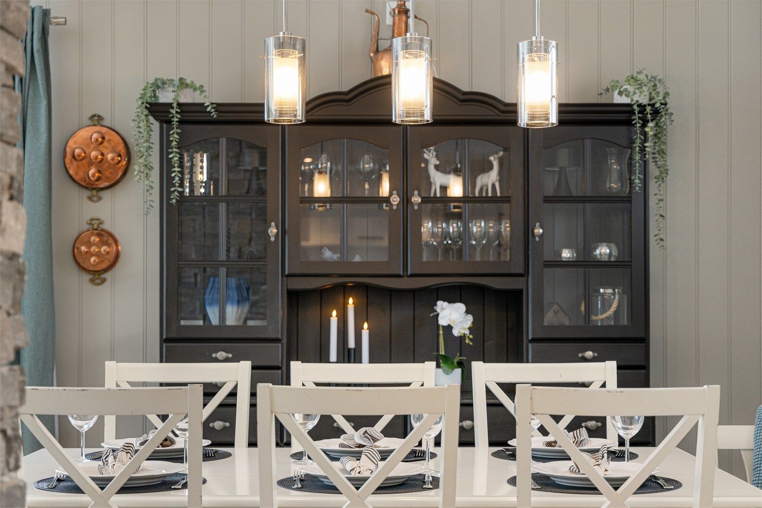 Spisestuen er praktisk plassert i direkte tilknytning til kjøkkenet.