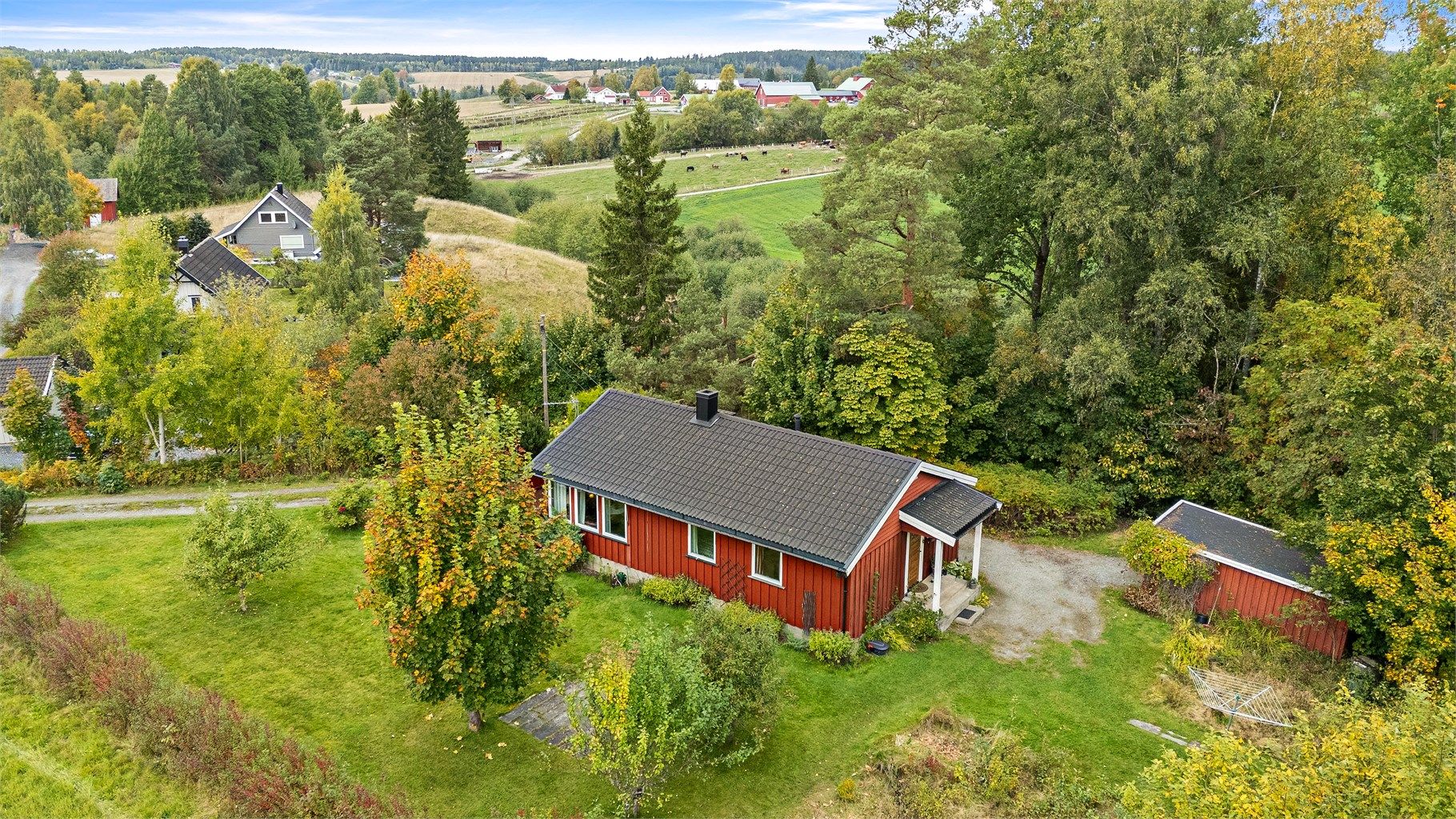 Området rundt er preget av skog og turområder, samt gårder og eneboliger