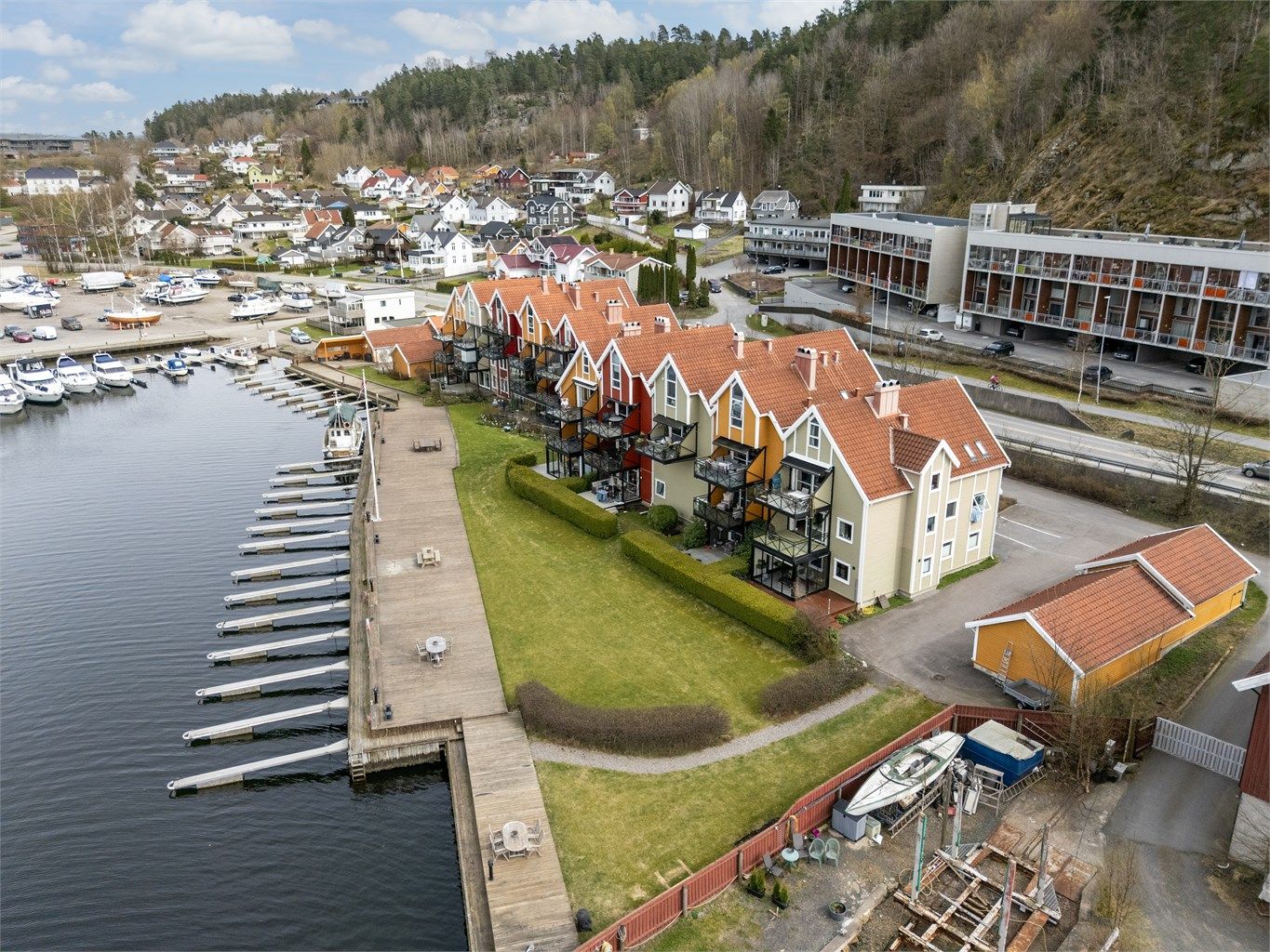 For pendlere er det kort vei til togstasjon, og Torp flyplass nås på omtrent 15 minutter med bil.