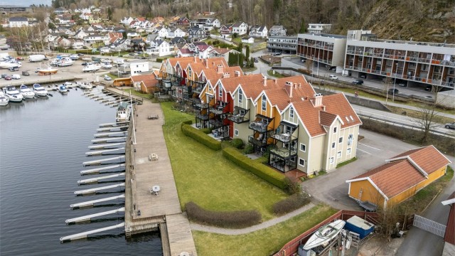For pendlere er det kort vei til togstasjon, og Torp flyplass nås på omtrent 15 minutter med bil.