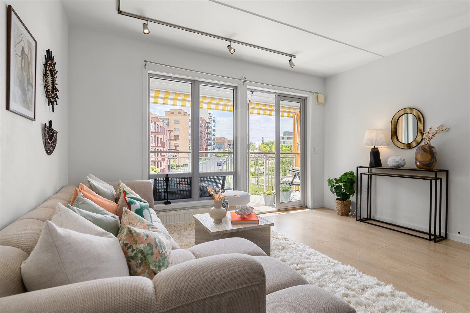 Fra stuen er det utgang til balkongen, via doble fløydører