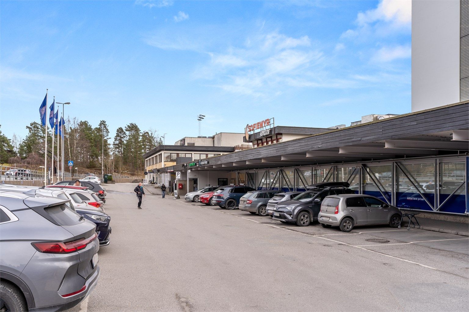 Noen få meter fra boliger finner du Sofiemyr senter med bl.a. Rema 1000, apotek, Fargerike og andre ulike service, helse- og treningstilbud. 