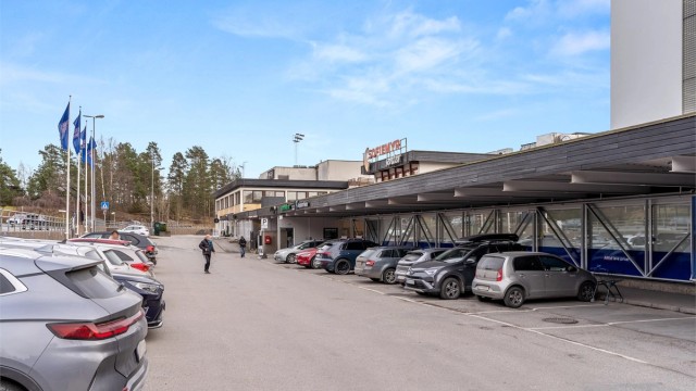 Noen få meter fra boliger finner du Sofiemyr senter med bl.a. Rema 1000, apotek, Fargerike og andre ulike service, helse- og treningstilbud.