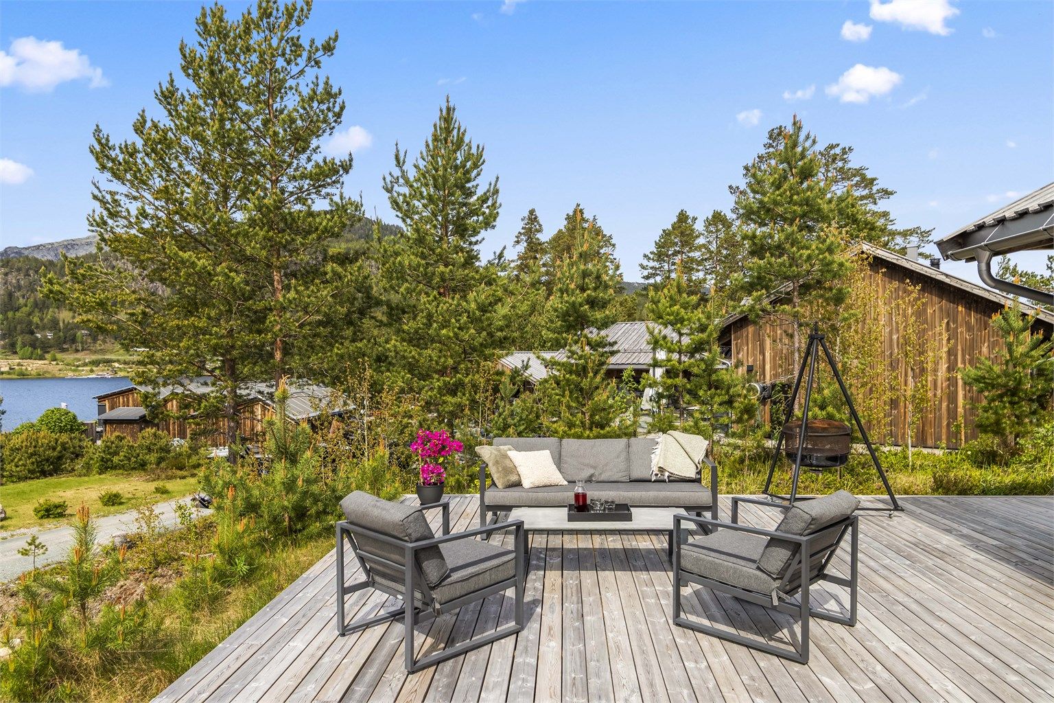 Den store plattingen gir rikelig med plass til flere sittegrupper.
