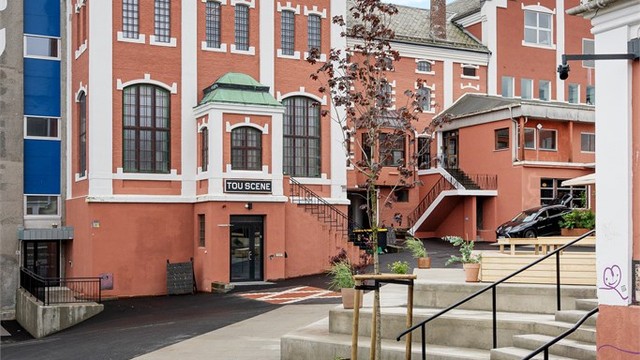 Tou Scene byr på blant annet konserter, og det er også flott uteområde med uteserveringer. Tinfabrikken, som huser ulike arrangementer er også i umiddelbar gåavstand fra leiligheten.