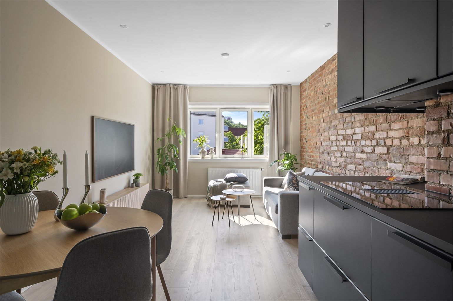 Store vindusflater skaper en luftig og fin atmosfære i stuen. 