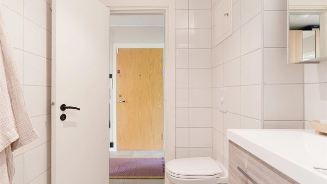 Rommet er utstyrt med vegghengt toalett, fordelerskap er lokalisert på baderommet.