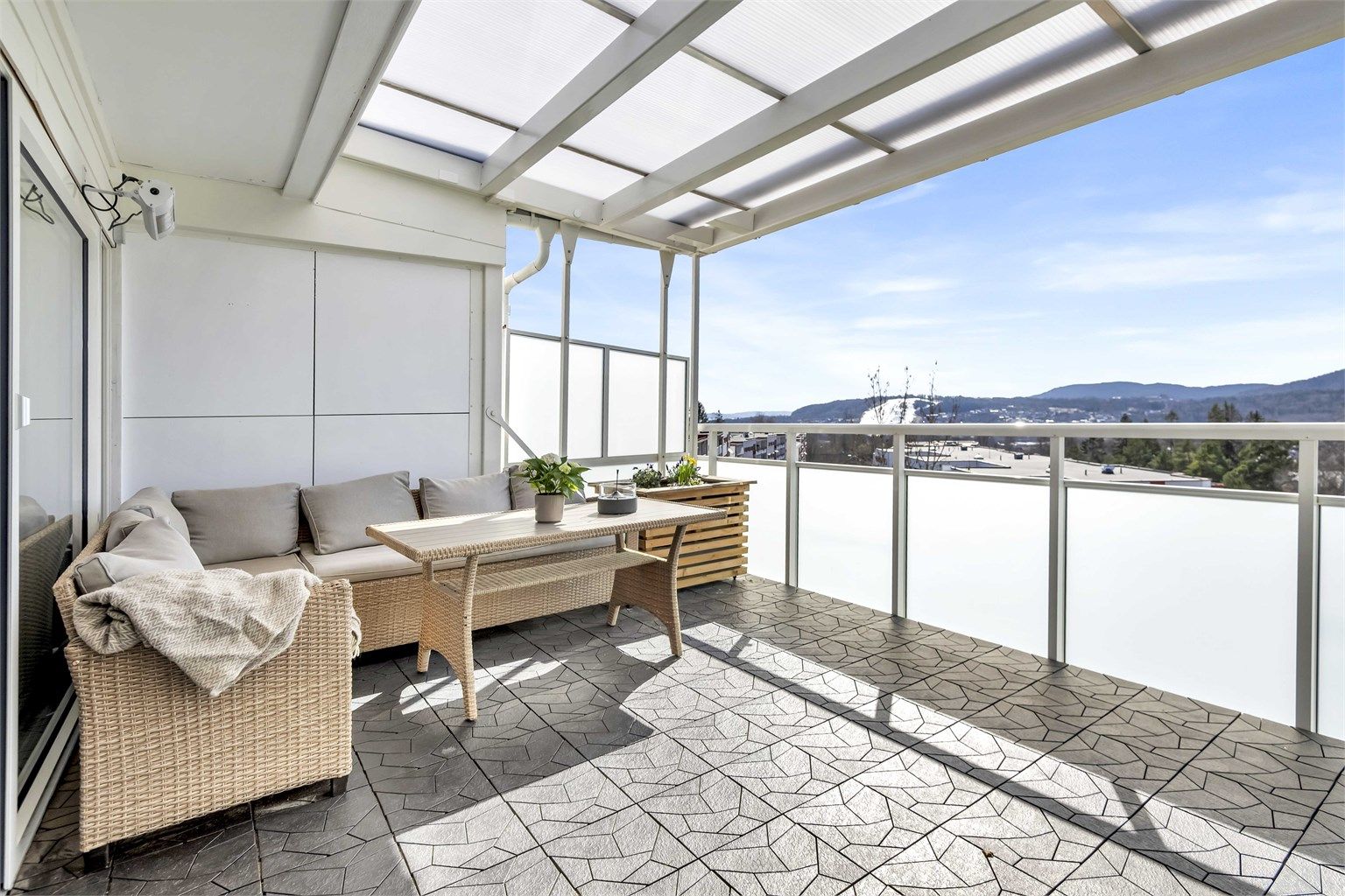 Pen 4-roms med fantastisk utsikt og solforhold - Barnevennlig område - Ingen dok.avgift - God stand, flytt rett inn.