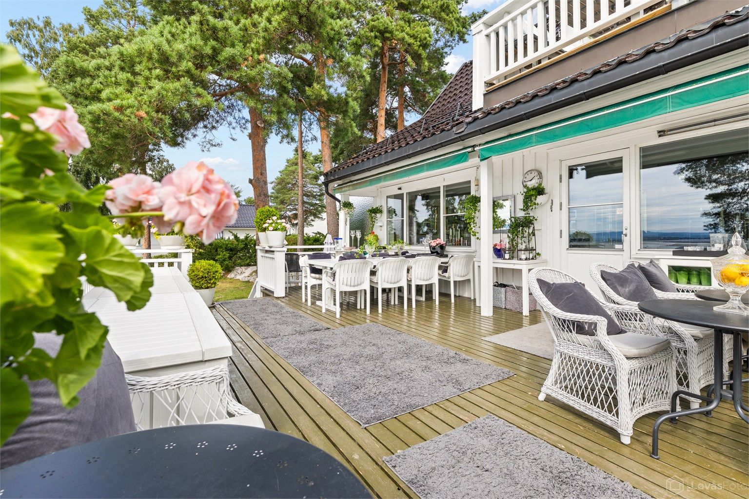 Terrassen har markise, utebelysning og stikkontakt