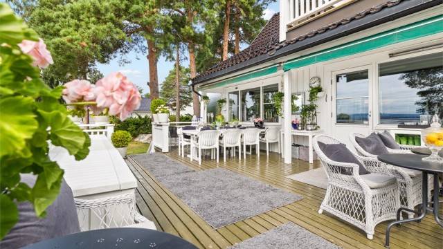 Terrassen har markise, utebelysning og stikkontakt