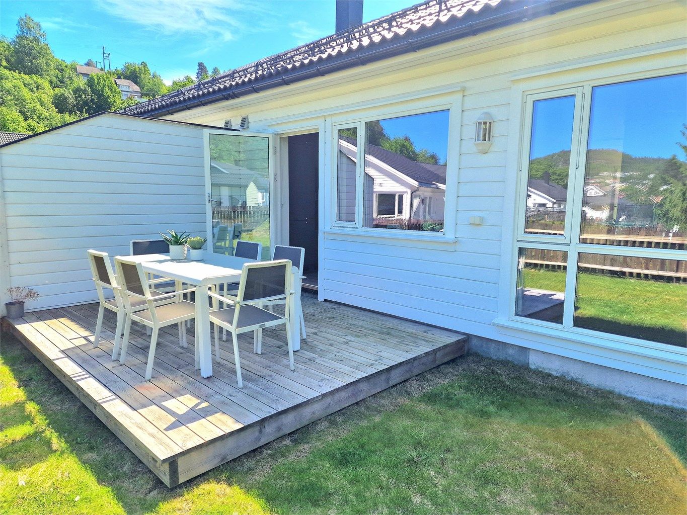 Fra den usjenerte uteplassen er det kort gangavstand til Tvedestrand sentrums sjarmerende gater og kafeer.
Foto: Kristin Andersen 