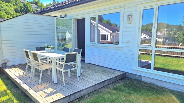 Fra den usjenerte uteplassen er det kort gangavstand til Tvedestrand sentrums sjarmerende gater og kafeer.
Foto: Kristin Andersen