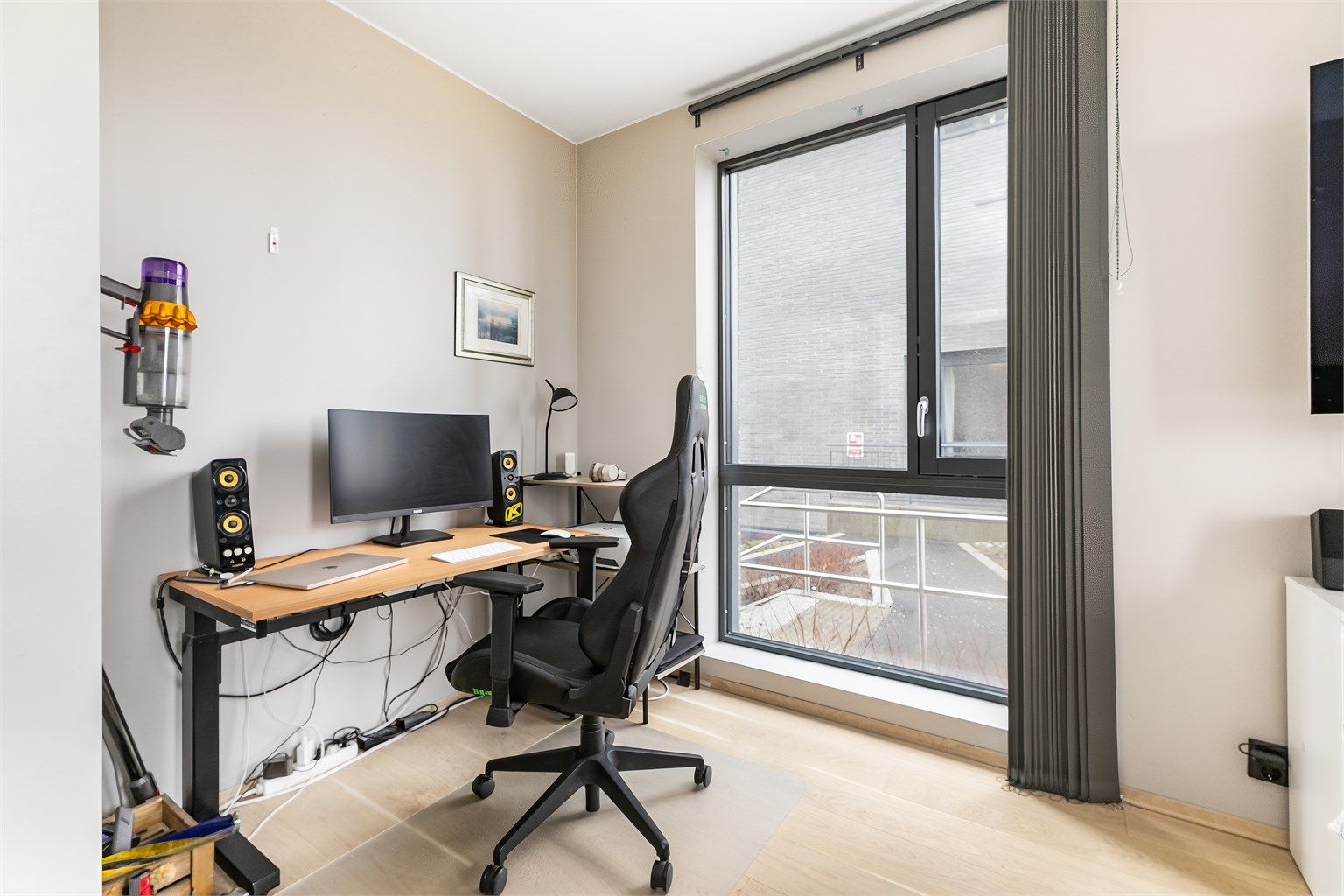 Soverommet har en generøs størrelse på over 13 kvm.
Garderobeskap medfølger.