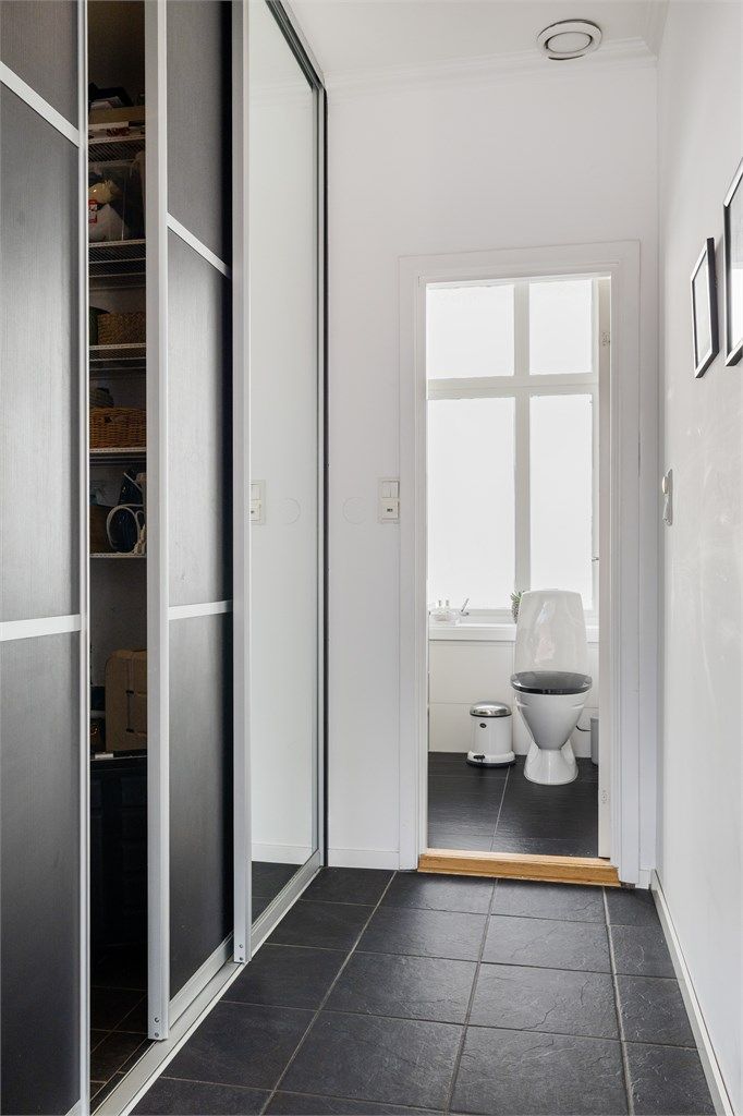 Fra gangen er det adkomst til badet og vaskeromsdelen.