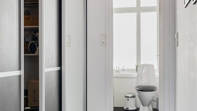 Fra gangen er det adkomst til badet og vaskeromsdelen.
