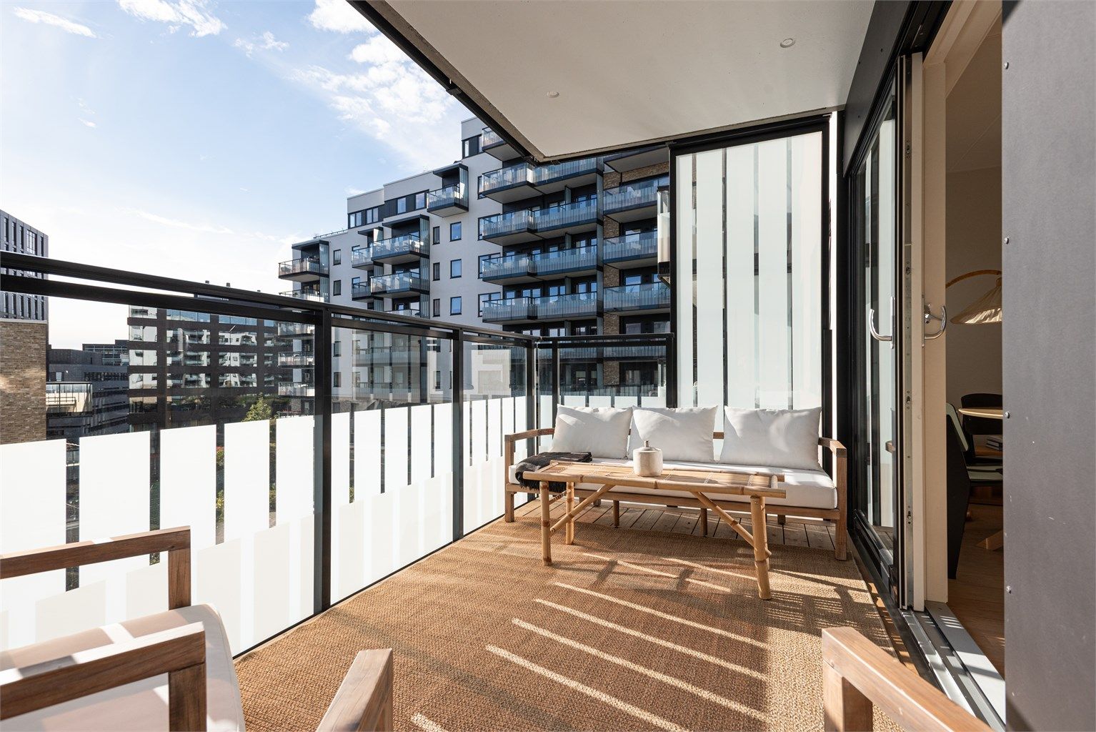 Direkte utgang til sydvendt balkong med utsyn mot sameiets opparbeidede gårdsrom.
Foto: Studio Oslo