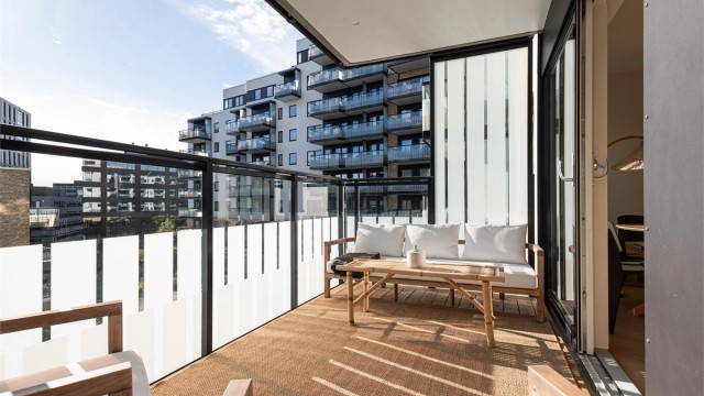 Direkte utgang til sydvendt balkong med utsyn mot sameiets opparbeidede gårdsrom.
Foto: Studio Oslo