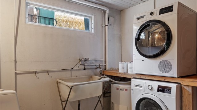 Praktisk vaskekjeller med opplegg for vaskemaskin og plassering av varmtvannsbereder på 120 liter.