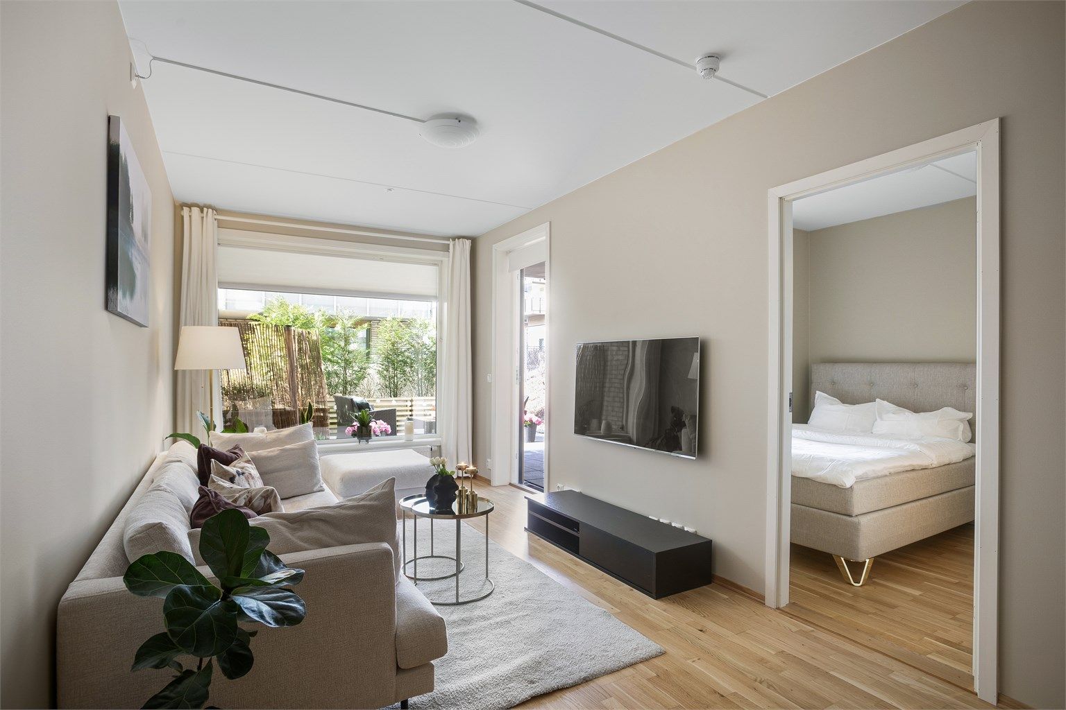 Stue med utgang til markterrasse - legg merke til det store vinduet som slipper inn mye dagslys. 