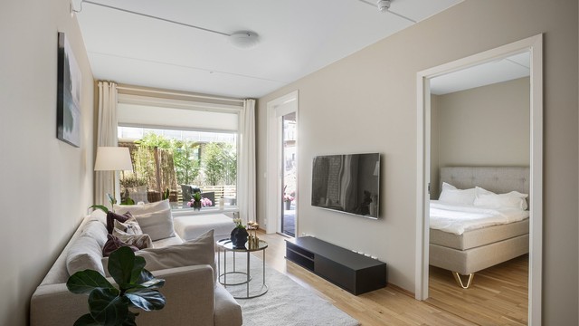 Stue med utgang til markterrasse - legg merke til det store vinduet som slipper inn mye dagslys.