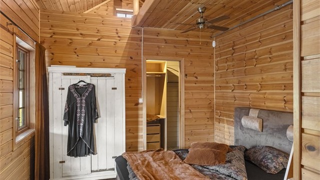 Soverommet er av god størrelse og har god plass til et skrivebord eller annet oppbevaringsmøbel ved behov.