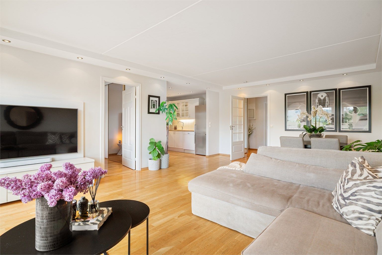 Leilighet ble bygget i 2003 med heis og garasjeplass med el-bil lader. I tillegg medfølger kjellerbod på ca. 5 kvm