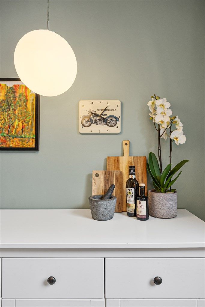 Gjennomtenkte detaljer og fargevalg gir kjøkkenet et stilrent uttrykk.