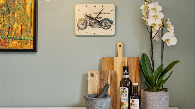 Gjennomtenkte detaljer og fargevalg gir kjøkkenet et stilrent uttrykk.