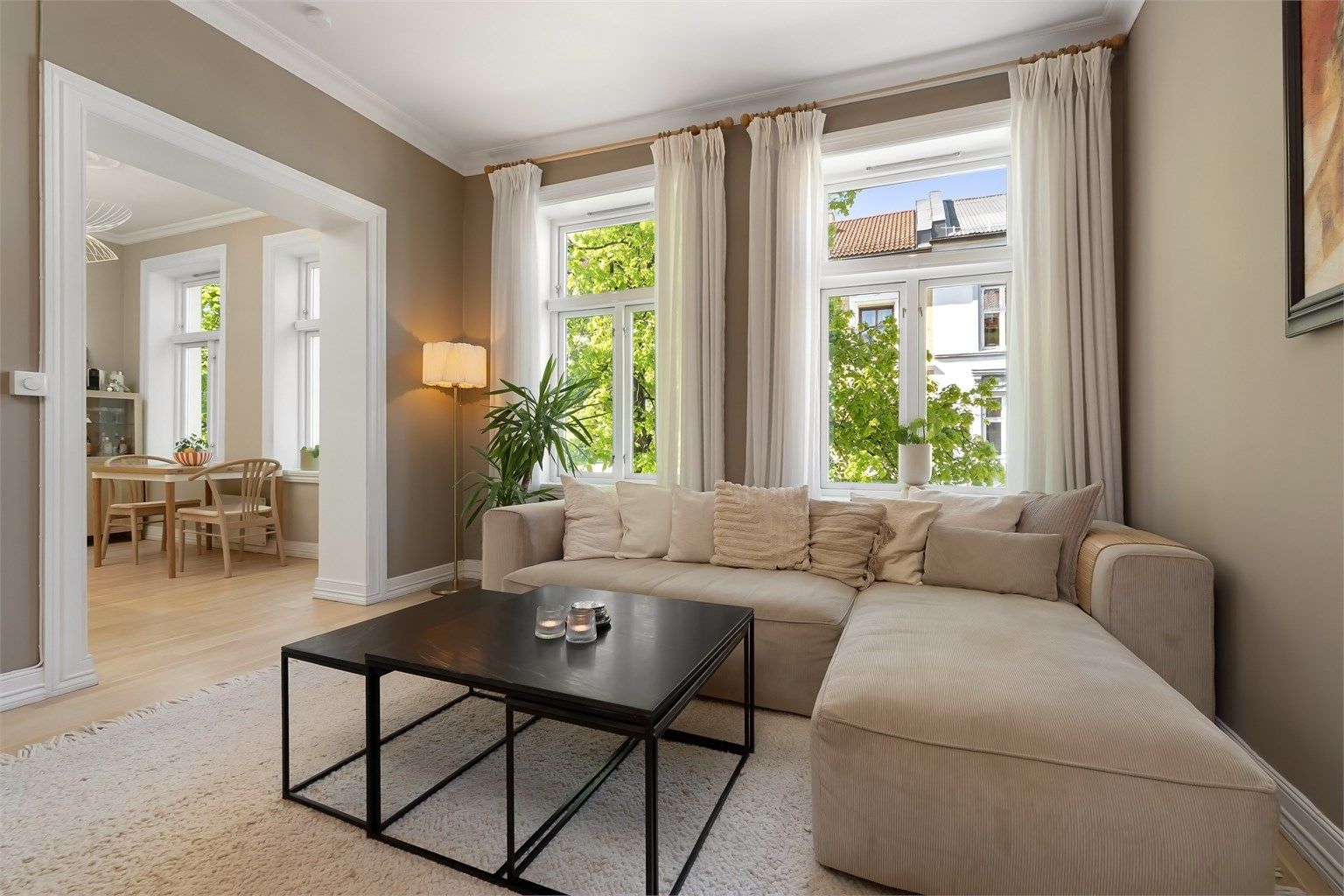 Leiligheten har en populær beliggenhet sentralt på Grünerløkka, et område er proppfullt av koselige spiseplasser, flotte parker, antikvitetsbutikker, barer og kafeer