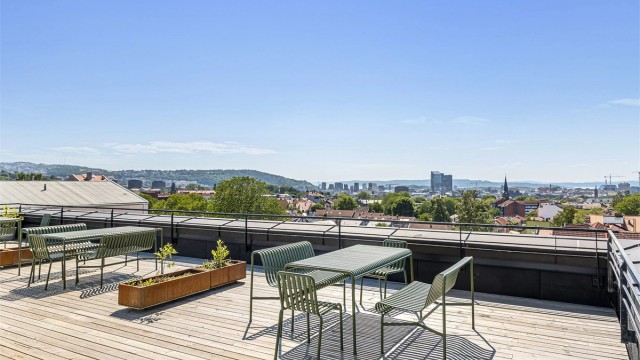 Fra takterrassen ser man hele byen og fjorden i det fjerne. Du ser også ut på det sjarmerende nabolaget som i hovedsak består av eldre trehus.