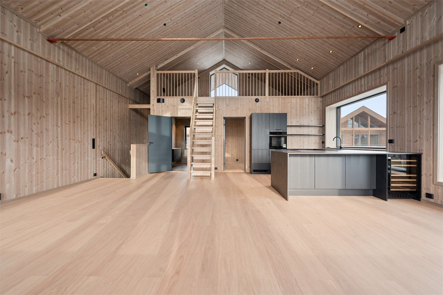  - Velkommen til Hovdegrend og den unike "leilighetshytta" E 24 - 