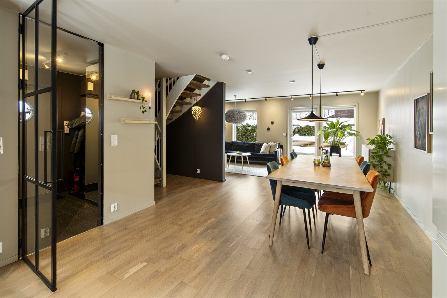 Boligen fremstår som velholdt og holder en gjennomgående solid og moderne standard, hvor både materialvalg og planløsning gir en lun og tidløs atmosfære.