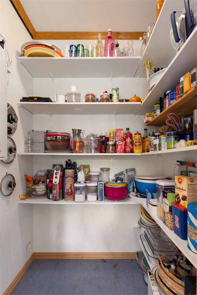 I direkte adkomst fra kjøkkenet er det tilgang på en matbod, perfekt for oppbevaring av tørrmat og kjøkkenutstyr. 