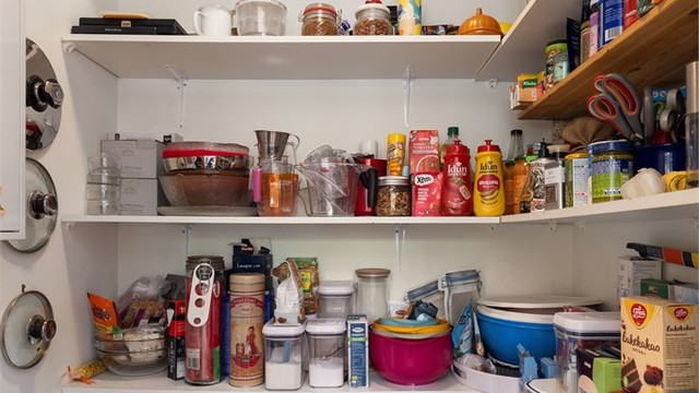 I direkte adkomst fra kjøkkenet er det tilgang på en matbod, perfekt for oppbevaring av tørrmat og kjøkkenutstyr.