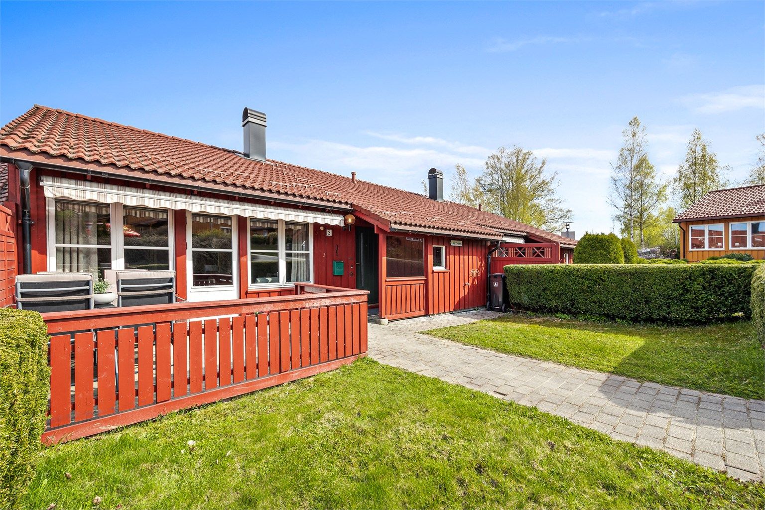 Adkomst til boligens overbygde inngangsparti