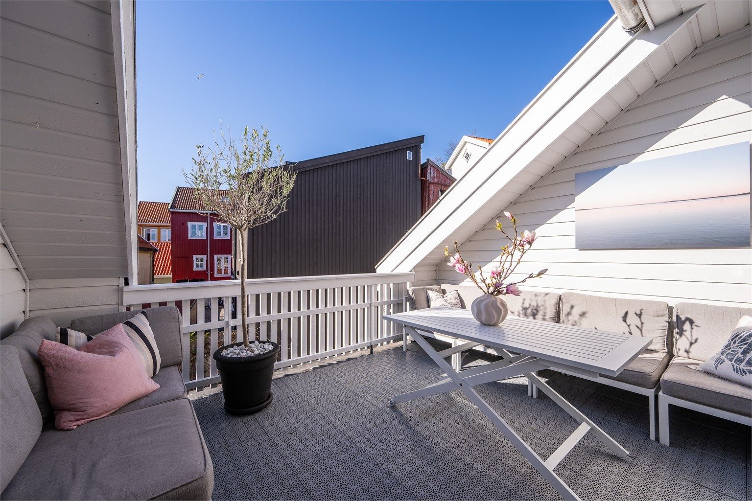 En perfekt plass for å nyte solen og utsikten over nærområdet.