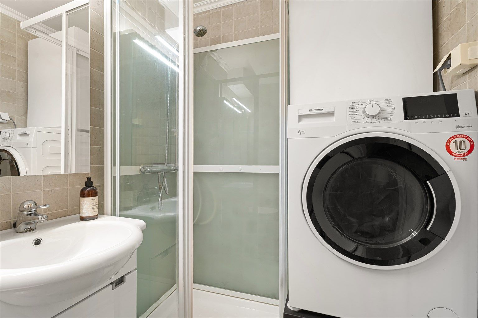 Badet er fra byggeår med oppgradert tettesjikt, overflater, toalett, servantinnredning, sluk og rør i 2005/06