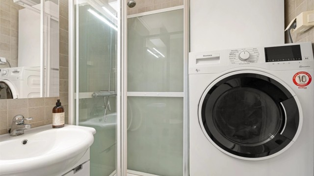 Badet er fra byggeår med oppgradert tettesjikt, overflater, toalett, servantinnredning, sluk og rør i 2005/06