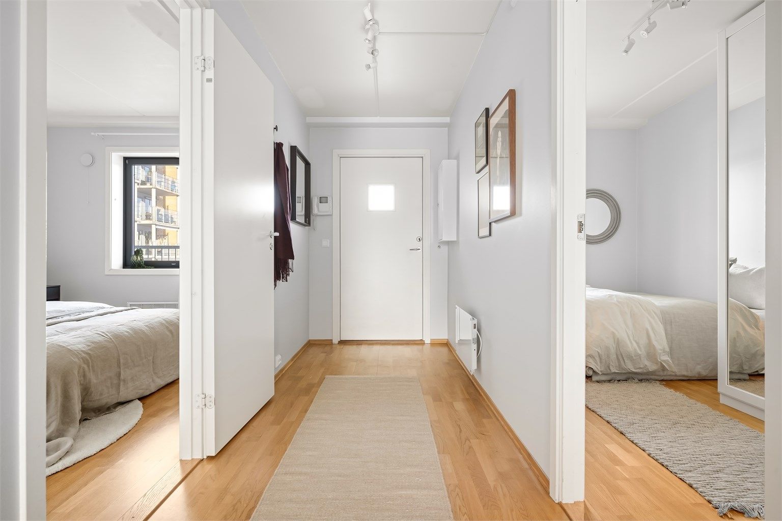 Entréen har parkett på gulv og en lydisolert dør som sikrer et rolig innemiljø.