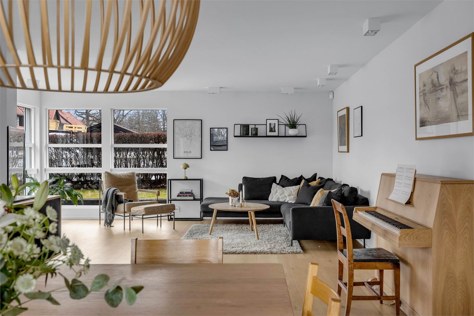 Her er det god plass til både hverdagsliv og sosiale sammenkomster, med romslige soner som gir mulighet for flere sittegrupper og fleksibel møblering