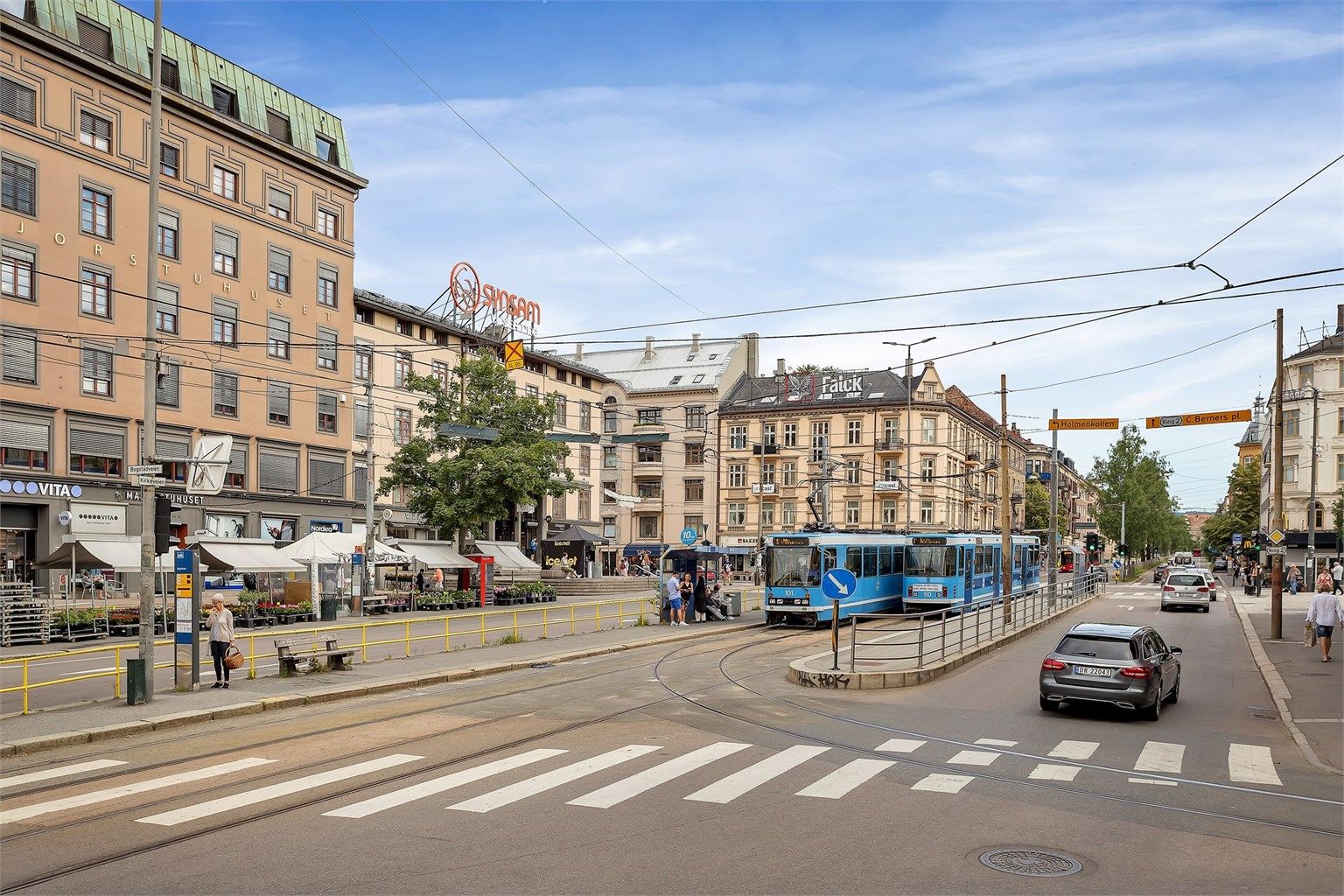 Leiligheten ligger tett på Majorstua krysset. Et stor knutepunkt for både T-bane, trikk og buss.